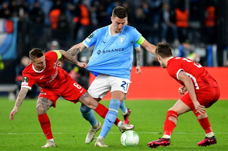 Nhận định trận đấu AZ Alkmaar vs AS Roma uk88
