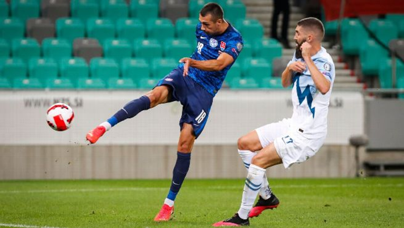 Tip kèo bóng đá trận Slovenia vs Slovakia uk88
